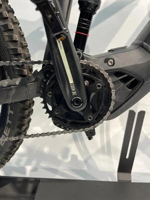 Detail des Kettenblatts eines E-Mountainbikes mit Kette und Dämpfer. Detail des Kettenblatts eines E-Mountainbikes mit Kette und Dämpfer.