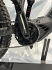 Detail des Kettenblatts eines E-Mountainbikes mit Kette und Dämpfer.