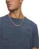 Ein Mann in einem blauen T-Shirt mit einer Halskette.