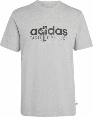 Szürke Adidas póló „Taste of Victory“ felirattal és koktélos pohárral. Szürke Adidas póló „Taste of Victory“ felirattal és koktélos pohárral.