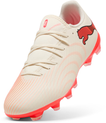 Beige Puma Fußballschuhe mit orangefarbenen Details und Logo. Beige Puma Fußballschuhe mit orangefarbenen Details und Logo.