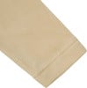 Beige Ärmelbündchen mit feinem Rippenmuster und zwei Nähten.