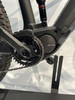 Detail eines E-Mountainbikes mit E-Bike-Antrieb und Kettenblatt.