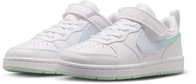 Biele detské tenisky Nike s pastelovým logom a mätovou podrážkou. Biele detské tenisky Nike s pastelovým logom a mätovou podrážkou.