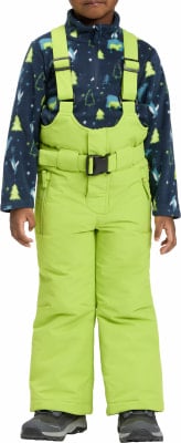 Junge in Winterkleidung mit blauem Fleece-Pullover und grüner Latzhose. Junge in Winterkleidung mit blauem Fleece-Pullover und grüner Latzhose.