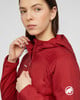 Eine Frau schließt eine rote Kapuzenjacke, Detail am Reißverschluss und Logo.