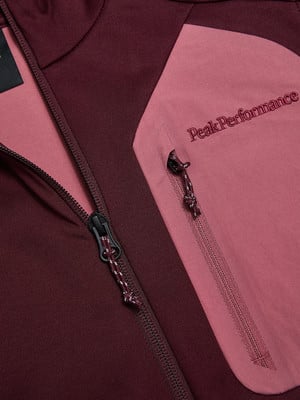 Detail einer Peak Performance Jacke mit Logo und Reißverschlusstasche. Detail einer Peak Performance Jacke mit Logo und Reißverschlusstasche.