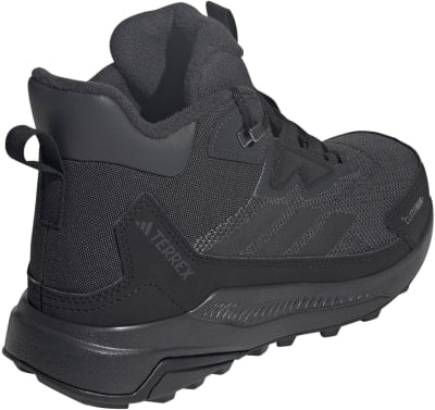 Černá turistická obuv Adidas Terrex s technologií Climawarm pro chladné počasí. Černá turistická obuv Adidas Terrex s technologií Climawarm pro chladné počasí.