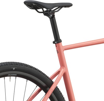 Das Heck eines rosa Fahrrads mit schwarzem Sattel und Reifen. Das Heck eines rosa Fahrrads mit schwarzem Sattel und Reifen.