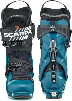 Vorder- und Rückansicht von blaugrünen Scarpa Intuition Tourenskischuhen. Vorder- und Rückansicht von blaugrünen Scarpa Intuition Tourenskischuhen.