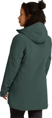 Eine Frau von hinten in einer dunkelgrünen Kapuzenjacke, die auf weißem Hintergrund steht. Eine Frau von hinten in einer dunkelgrünen Kapuzenjacke, die auf weißem Hintergrund steht.