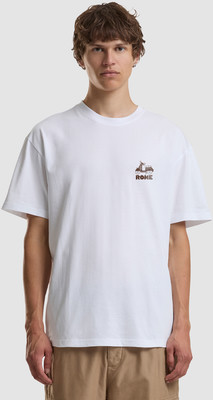 Ein Mann in einem weißen T-Shirt mit einem Roller-Aufdruck und dem Schriftzug ROME. Ein Mann in einem weißen T-Shirt mit einem Roller-Aufdruck und dem Schriftzug ROME.
