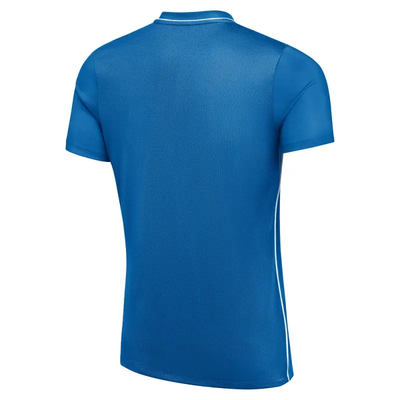 Ein blaues Kurzarmshirt mit weißer Paspel am Kragen und an den Seiten. Ein blaues Kurzarmshirt mit weißer Paspel am Kragen und an den Seiten.