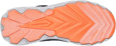 Die Sohle eines orangefarbenen Schuhs mit grauem und schwarzem Rand und Skechers-Logo. Die Sohle eines orangefarbenen Schuhs mit grauem und schwarzem Rand und Skechers-Logo.