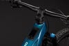 Detail eines modernen E-Mountainbikes mit Display und Federung.