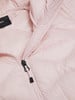 Eine rosa Daunenjacke mit Peak Performance Logo und schwarzem Reißverschluss.