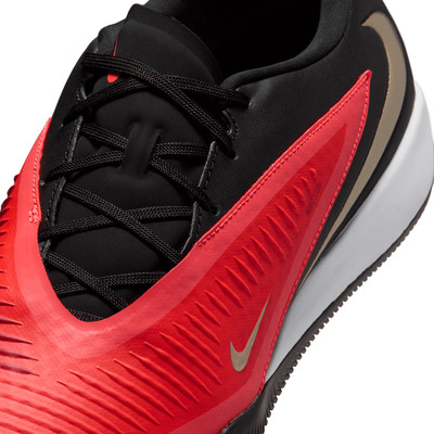 Nahaufnahme der schwarzen Schnürsenkel und des roten Teils eines Nike-Sportschuhs.
