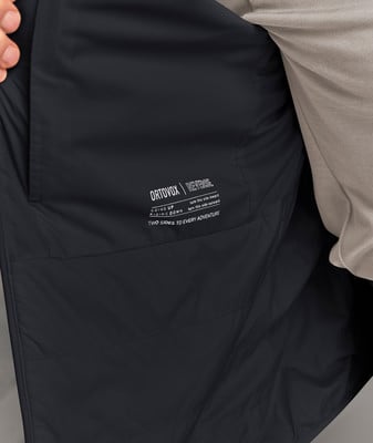 Details auf der Innenseite der ORTOVOX Jacke mit Schriftzug Details auf der Innenseite der ORTOVOX Jacke mit Schriftzug