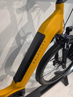 Gelber E-Bike-Rahmen mit der Aufschrift Kalkhoff und Vorderradgabel. Gelber E-Bike-Rahmen mit der Aufschrift Kalkhoff und Vorderradgabel.