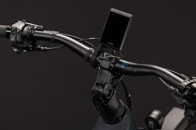 Detail eines E-Bike-Lenkers mit Bosch-Display und Bedienelementen. Detail eines E-Bike-Lenkers mit Bosch-Display und Bedienelementen.