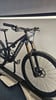 Schwarzes Orbea Mountainbike auf einem Ständer mit Fox-Dämpfern.