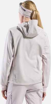 Rückansicht einer Damenjacke mit Kapuze und Logo auf dem Rücken. Rückansicht einer Damenjacke mit Kapuze und Logo auf dem Rücken.