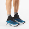Blaue Salomon Laufschuhe mit weißer Sohle und schwarzen Schnürsenkeln.