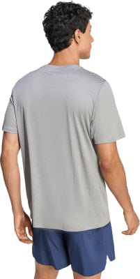 Ein Mann in einem grauen T-Shirt und blauen Shorts, von hinten gesehen. Ein Mann in einem grauen T-Shirt und blauen Shorts, von hinten gesehen.