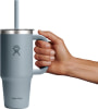 Eine Hand hält einen hellblauen Thermobecher mit Hydro Flask Logo.