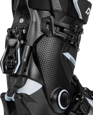 Detail eines Skischuhs mit schwarzer Oberfläche und weißen Elementen. Detail eines Skischuhs mit schwarzer Oberfläche und weißen Elementen.