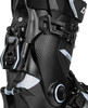 Detail eines Skischuhs mit schwarzer Oberfläche und weißen Elementen.