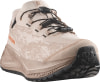 Ein rosafarbener Salomon Trailrunning-Schuh mit Schnellverschluss und auffälliger Sohle.