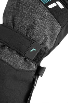 Nahaufnahme eines Handschuhs mit verstellbarem Klettverschluss und Logo. Nahaufnahme eines Handschuhs mit verstellbarem Klettverschluss und Logo.