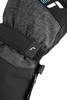 Nahaufnahme eines Handschuhs mit verstellbarem Klettverschluss und Logo.