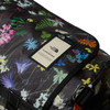 Eine Tasche von The North Face mit Blumenmuster und dem Schriftzug Flora Alpina.