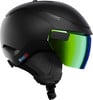 Schwarzer Atomic Skihelm mit integrierter grüner Visierscheibe und AMID-Aufschrift.