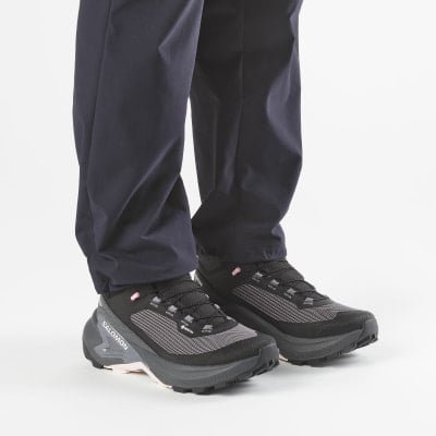 Schwarze Salomon Trailrunning-Schuhe mit rosa Akzenten und grauem Mesh.