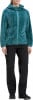 Eine Frau in einem tealfarbenen Fleece-Kapuzenpullover und schwarzer Hose.