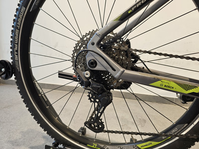 Das Hinterrad eines E-Bikes mit Schaltwerk und Kassette am Rad. Das Hinterrad eines E-Bikes mit Schaltwerk und Kassette am Rad.