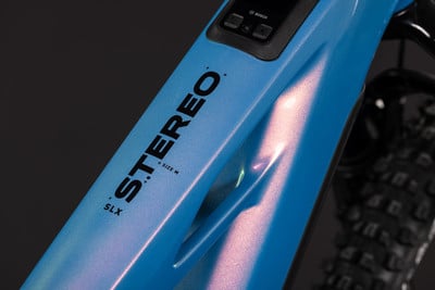 Rahmendetail eines E-Bikes mit STEREO-Schriftzug und BOSCH-Display. Rahmendetail eines E-Bikes mit STEREO-Schriftzug und BOSCH-Display.