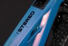 Rahmendetail eines E-Bikes mit STEREO-Schriftzug und BOSCH-Display.