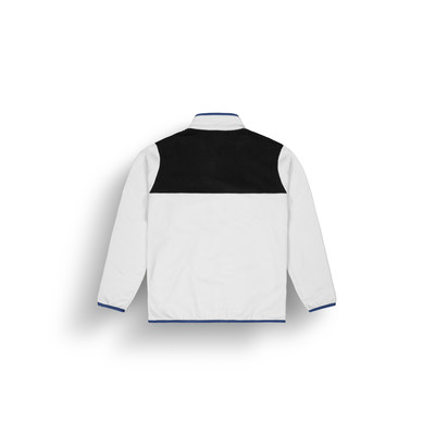 Rückansicht einer weißen Fleecejacke mit schwarzem Streifen oben.