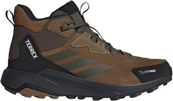 Barna vízálló bokacsizmás túracipő Adidas Terrex, fekete talppal.