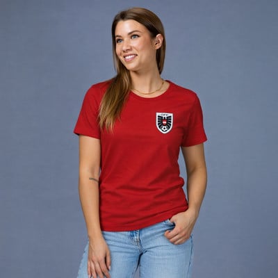 Eine Frau in einem roten T-Shirt mit dem Logo des österreichischen Fußballverbandes. Eine Frau in einem roten T-Shirt mit dem Logo des österreichischen Fußballverbandes.