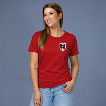 Eine Frau in einem roten T-Shirt mit dem Logo des österreichischen Fußballverbandes.