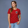Eine Frau in einem roten T-Shirt mit dem Logo des österreichischen Fußballverbandes.