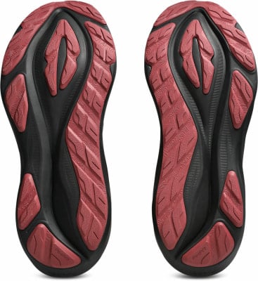 Blick auf die Sohlen zweier schwarzer Laufschuhe mit roten Akzenten.