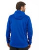 Mann von hinten in einem blauen Kapuzenpullover mit langen Ärmeln.