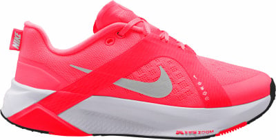 Ein rosafarbener Nike Laufschuh mit weißer Sohle und Nike-Logo. Ein rosafarbener Nike Laufschuh mit weißer Sohle und Nike-Logo.
