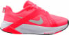 Ein rosafarbener Nike Laufschuh mit weißer Sohle und Nike-Logo.